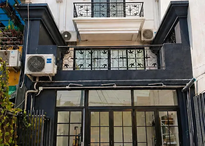 Pet Friendly Luna & Local Oldtown Bangkok Hotel